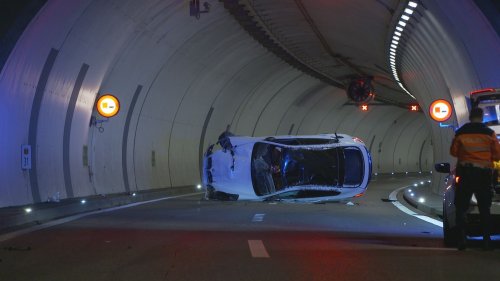BMW überschlägt sich vor Tunnel – Lenker (20) verletzt