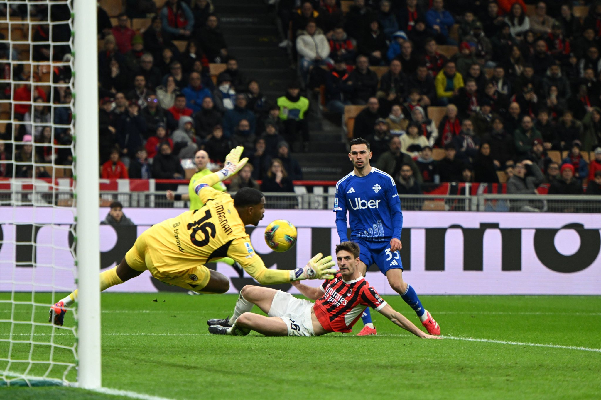 L'AC Milan marque trois points sans convaincre