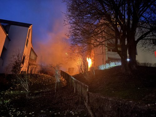 Mit Feuerzeug gespielt: Brand in Mehrfamilienhaus