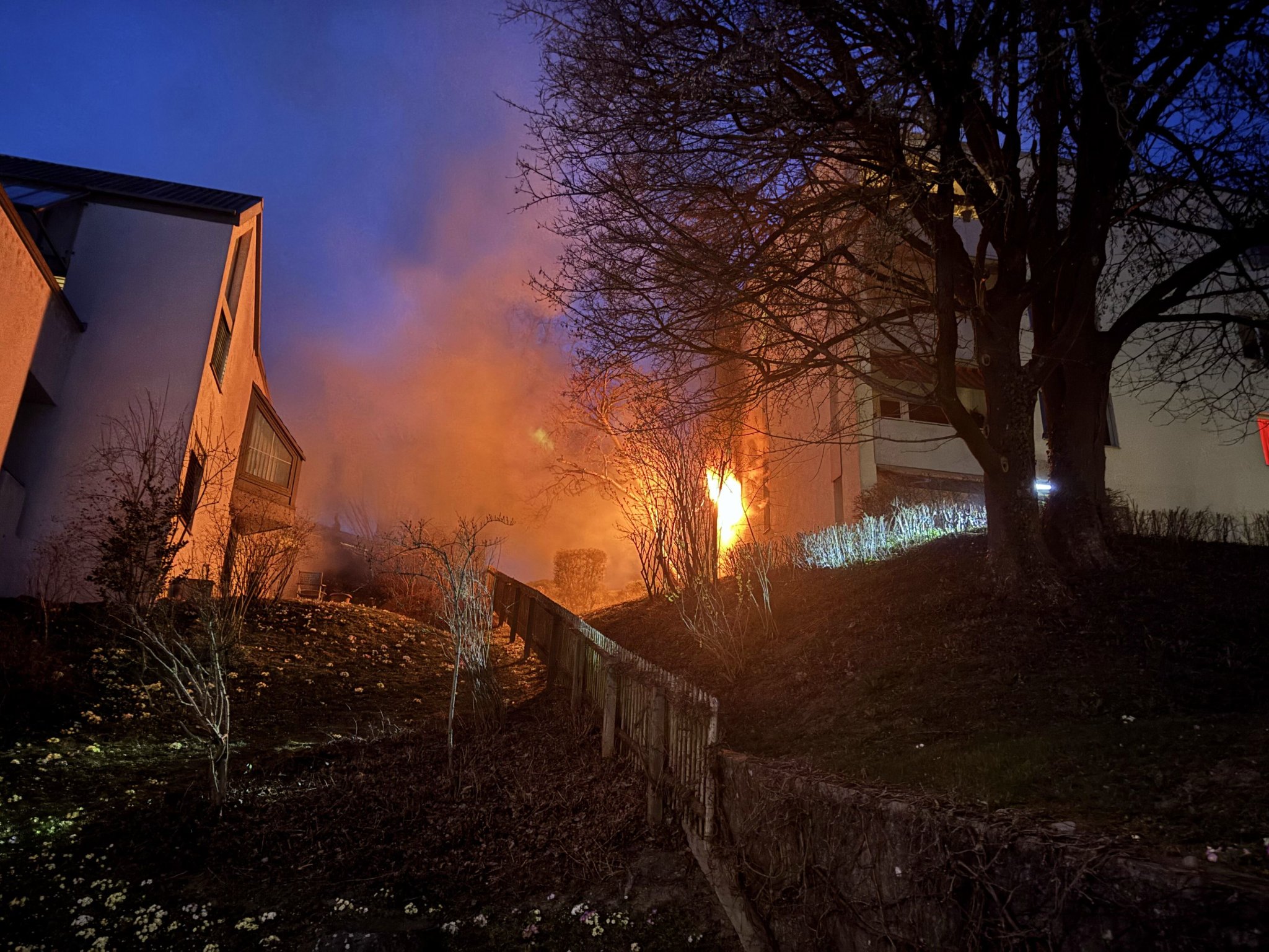 Mit Feuerzeug gespielt: Brand in Mehrfamilienhaus