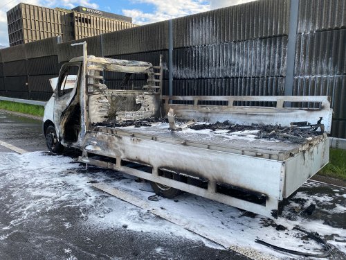 Lieferwagen geht auf A4 in Flammen auf