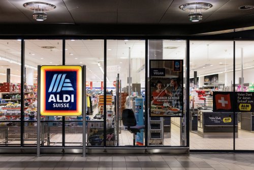 Bei Aldi kannst du jetzt Bargeld an der Kasse abheben