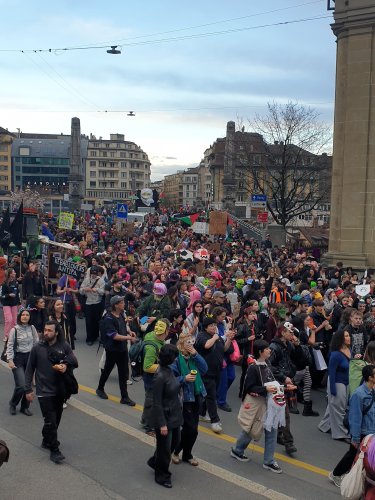 Un carnaval antifa a coloré la ville... et les murs des banques