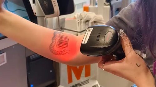 Dew scannt ihr Red Bull an der Migros-Kasse mit dem Unterarm