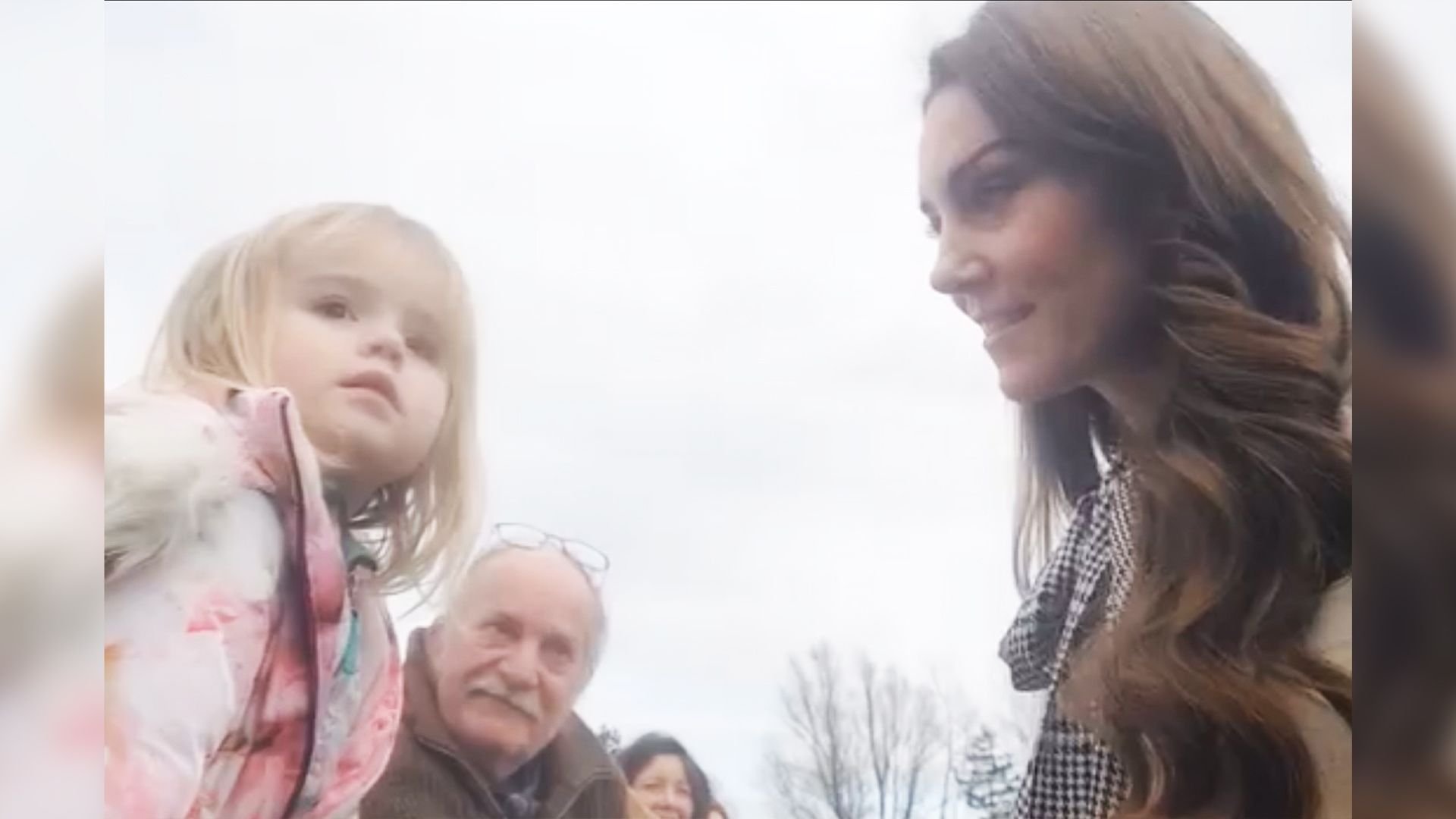 Prinzessin Kate stoppt Auto-Konvoi für Mini-Fan Lilly