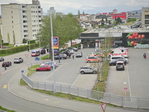 Grosseinsatz: Etliche Polizisten scheinen etwa zu suchen