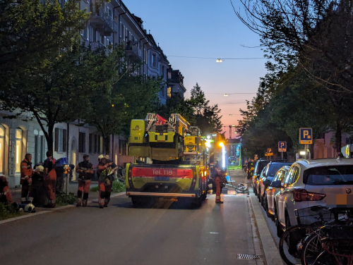 Vollbrand in Kreis 3 – zwei Personen im Spital