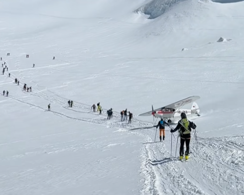 Un avion fou décolle au milieu des skieurs