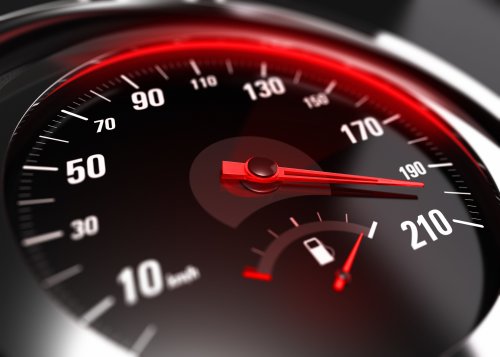 165 km/h in 80er-Zone: Deutscher (27) des Landes verwiesen