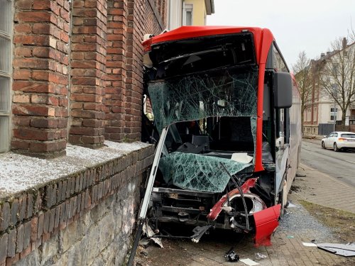 Bus kracht in Hauswand – Fahrer und 19-Jährige in Lebensgefahr