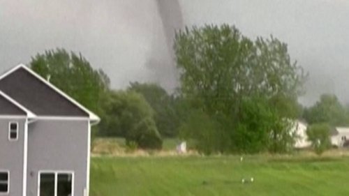 Tornados töten mindestens 24 Menschen: Videos zeigen Zerstörung