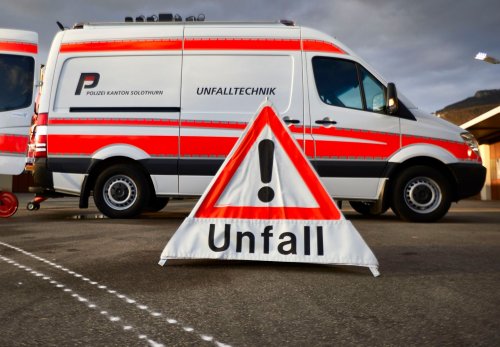 Kollision mit Lastwagen: Motorradfahrer (21) erheblich verletzt