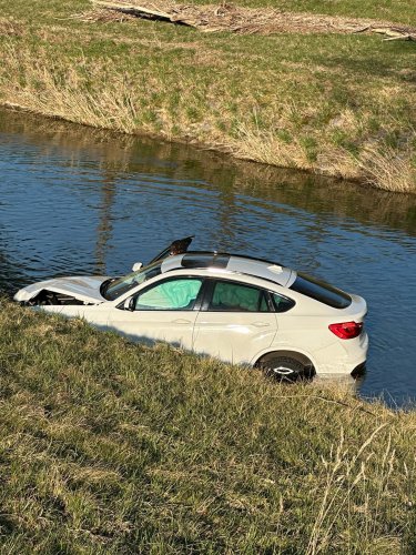 Une voiture sort de la route et finit dans la Broye
