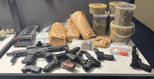 Polizei findet Indoor-Hanfanlage und neun Knarren