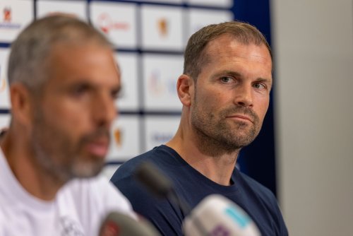 FCB-Sportchef stellt sich hinter Trainer, gesteht aber Fehler ein