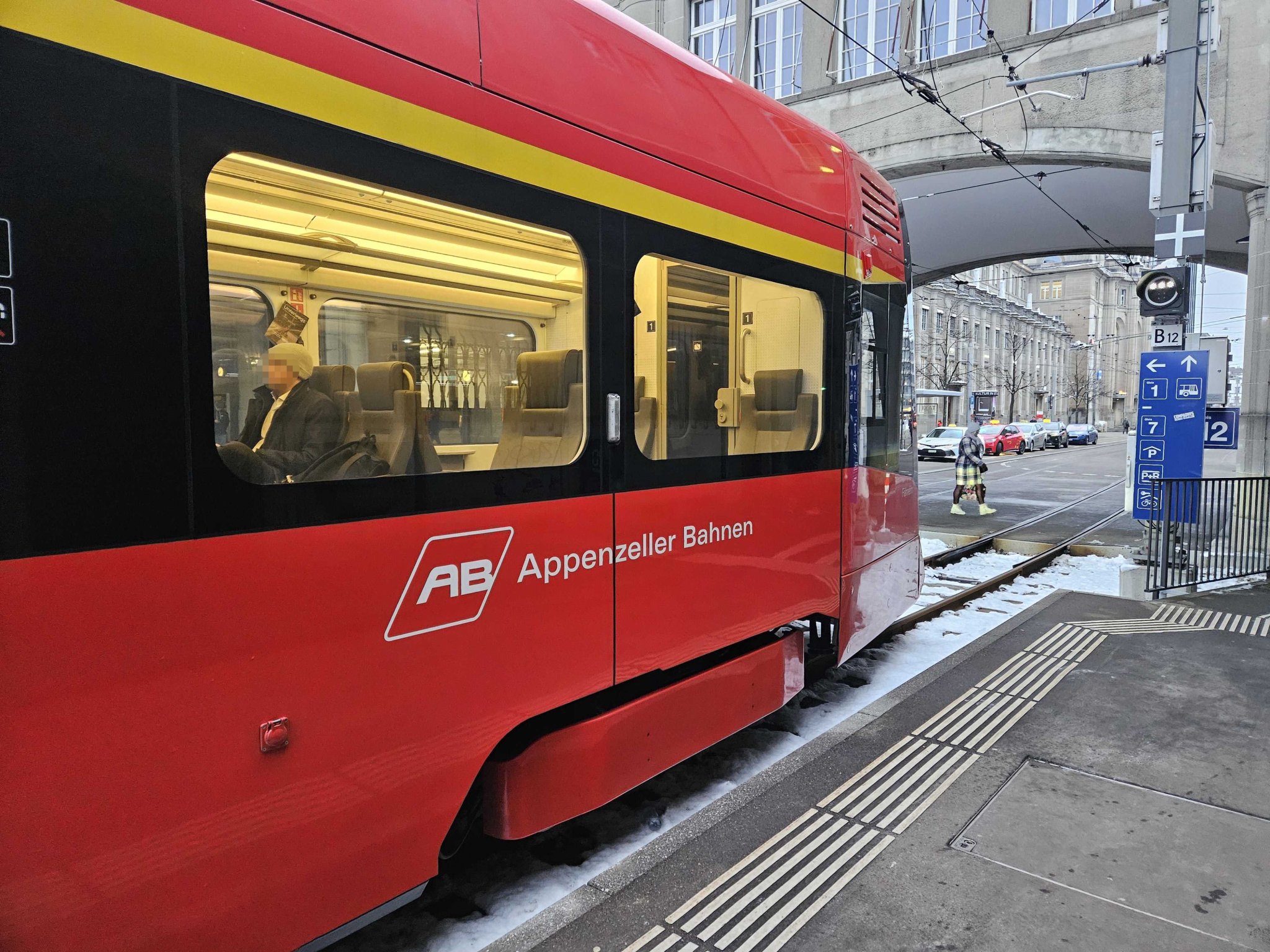 Brutaler Angriff im Zug – ein Helfer, viele Zuschauer