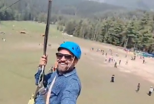 Während Rishi über der Wiese schwebt, bricht unten die Hölle los