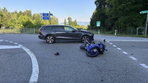 Autolenker missachtet Vortritt: Töfffahrer (20) verletzt
