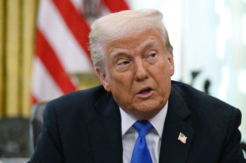 Biden et le stylo automatique, nouvel angle d'attaque de Trump