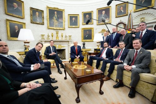 Viele Bilder und noch mehr Gold: So ziert Trump das Oval Office