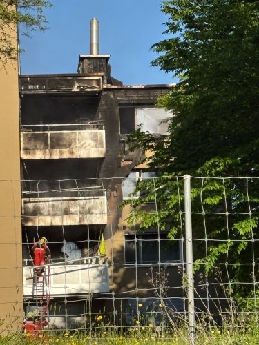Grosser Sachschaden: Drei Wohnungen wegen Brandes unbewohnbar