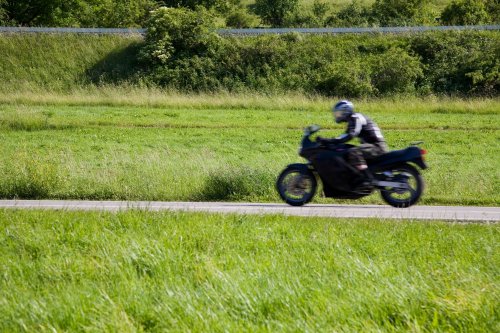 Mit 154 km/h in 80er-Zone: Töfffahrer (21) festgenommen