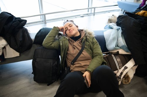 Fünf Outfits, die dir am Flughafen das Leben schwer machen