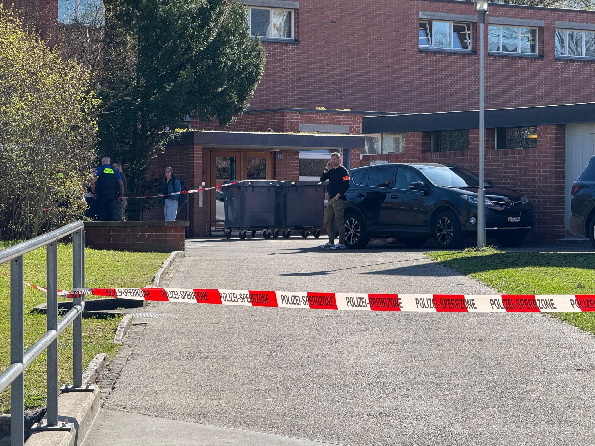 Schule Auhof abgesperrt – Polizeieinsatz läuft