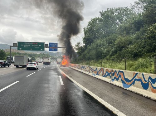 Frau bleibt bei Vollbrand ihres Jeeps unverletzt