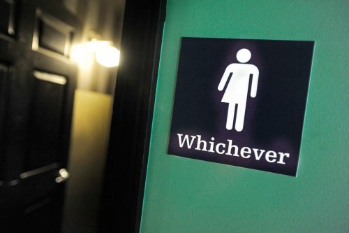 Toilettes, vestiaires: règles revues pour les femmes transgenres