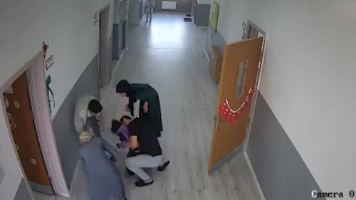Il la sauve de l’asphyxie avec la manœuvre de Heimlich