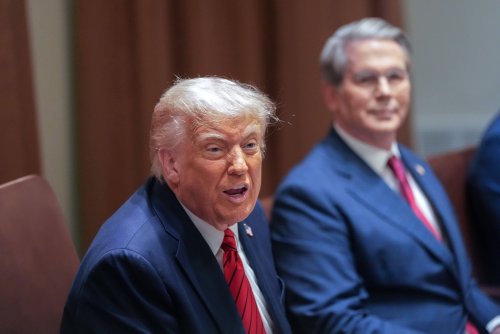Trump legt sich mit der Fed an – will er den Dollar abwerten?