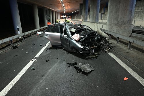 Mit voller Wucht gegen Betonpfeiler – Fahrer (61) tot