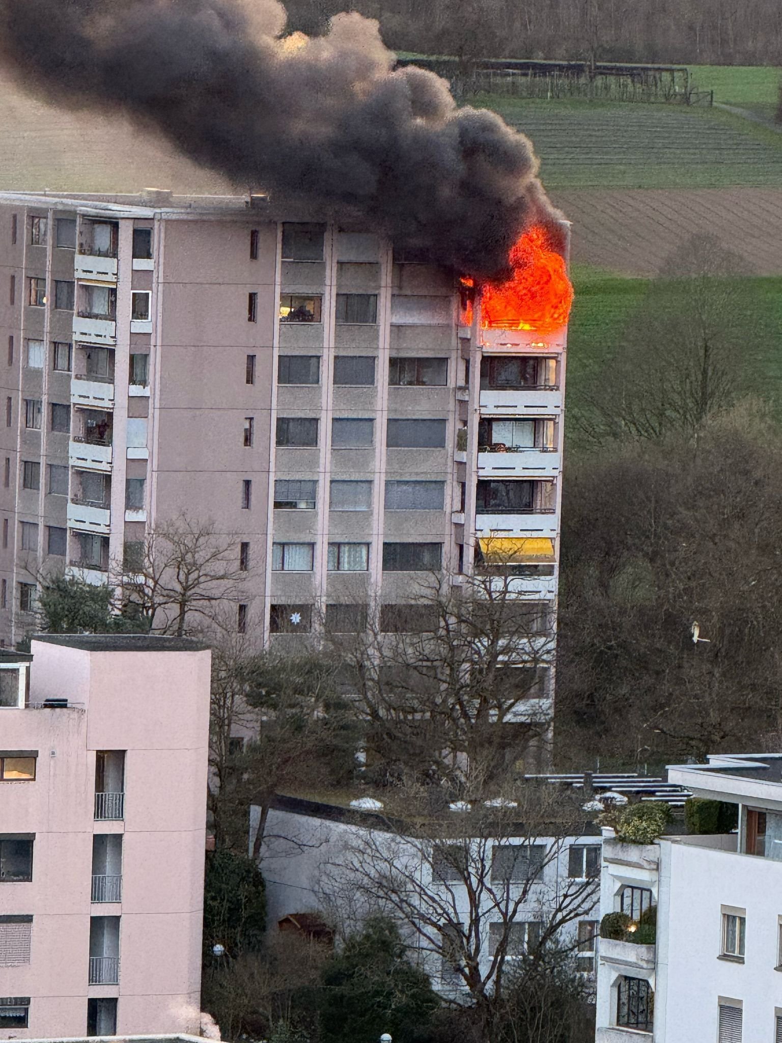 Grossbrand in Cham: Flammen schiessen aus Wohnung