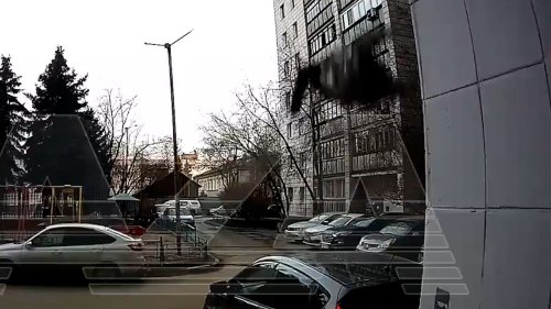 Leicht verletzt: Frau (80) fällt aus 6. Stock und landet auf Auto