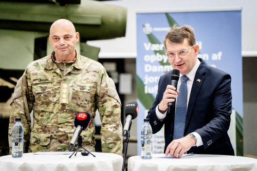 Los entscheidet, welche Frau in Dänemark ins Militär muss