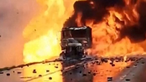 Inferno auf der Interstate: Lastwagen brennt aus