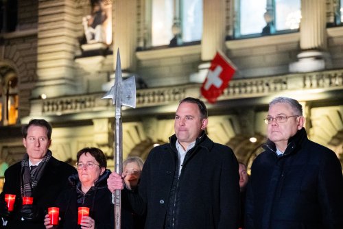 Hellebarden-Auftritt auf Bundesplatz gegen EU: SVP bezahlt Busse