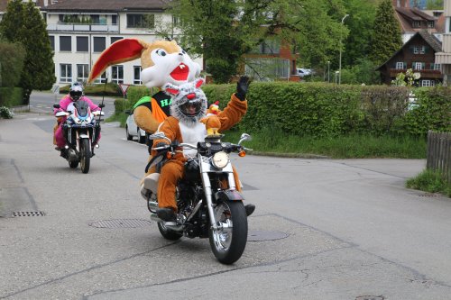 40 Osterhasen auf Töffs verteilen 315 Kilogramm Schokolade