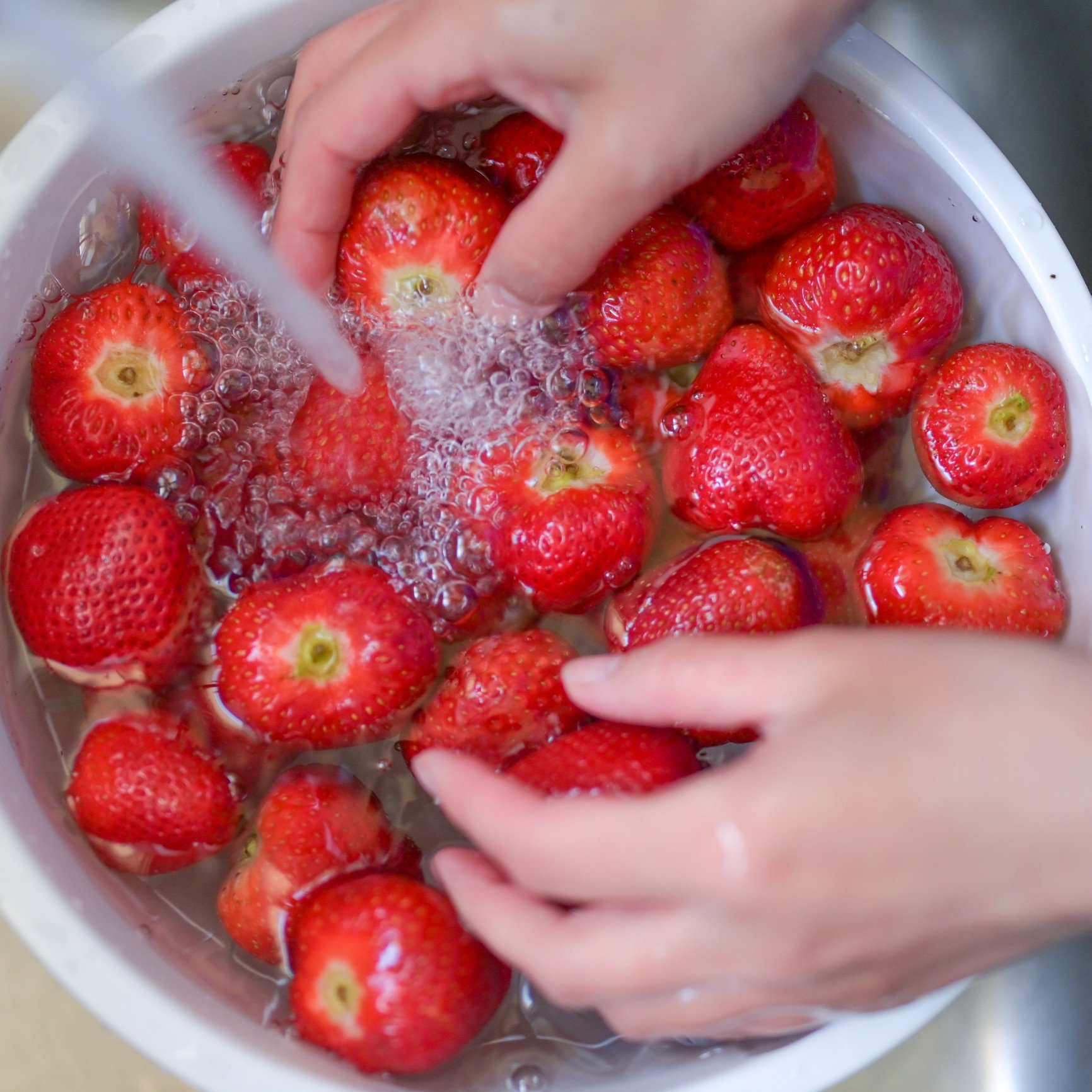 Les fraises d’été sont les fruits les plus contaminés : voici le seul lavage à faire absolument avant de les manger