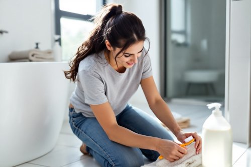 Les joints de votre salle de bain noircissent ? Cette technique express et économique sauve vos murs à coup sûr