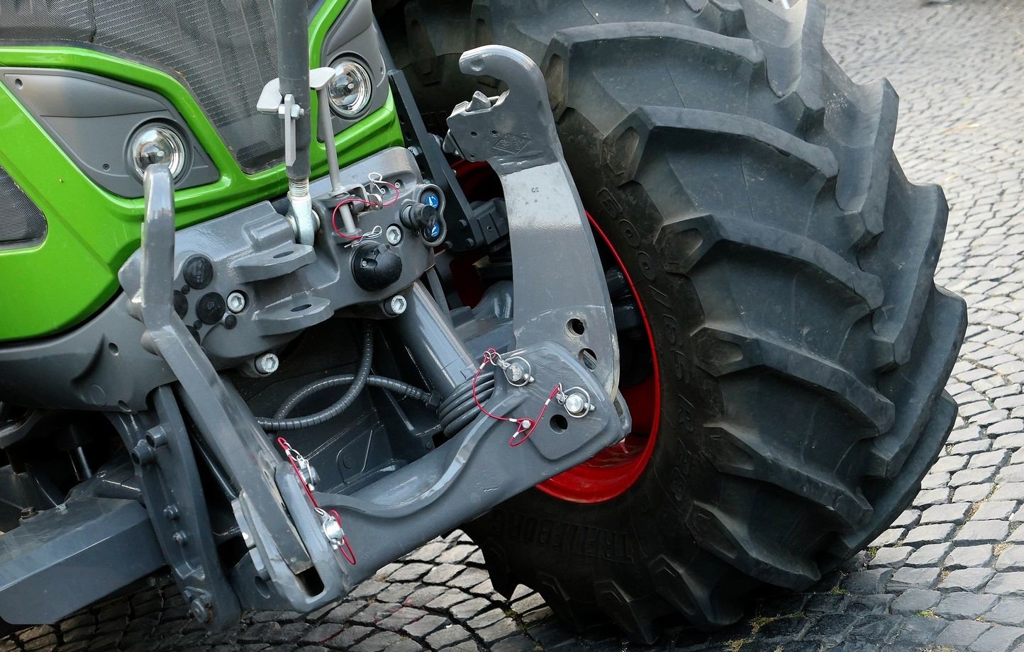 Il fêtait l’achat de son nouveau tracteur : un agriculteur ivre défonce la vitrine d’un bar PMU