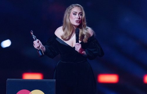 Londres : Adele interrompt son concert pour venir en aide à un fan