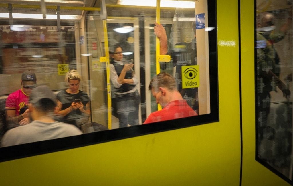 « C’est insupportable »… Ces relous qui téléphonent en haut-parleur dans les transports en commun
