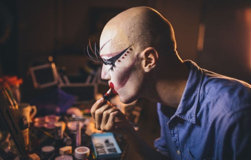 Bordeaux : Critiqué en ligne, un atelier maquillage pour enfants, animé par une drag-queen est soutenu par la mairie