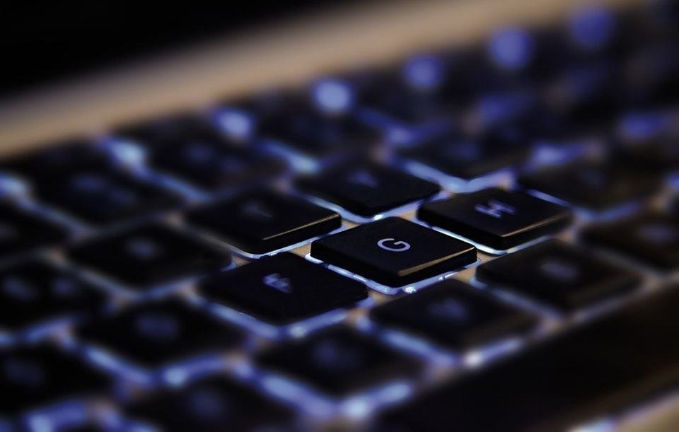 Il pense tomber amoureux d’une femme rencontrée sur Internet, un homme de 73 ans se fait arnaquer et perd 70.000 euros