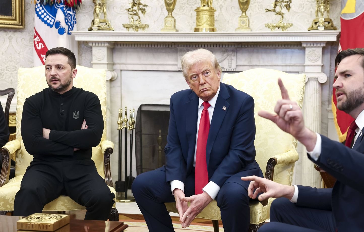 Etats-Unis : Avant son clash, Zelensky avait apporté à Trump la ceinture du boxeur champion du monde Oleksandr Usyk