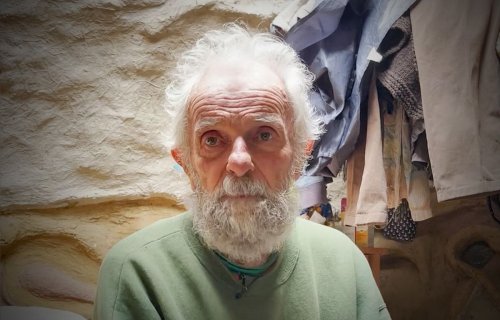 À 81 ans, il habite une (minuscule) cabane nichée au cœur de la forêt de Brocéliande