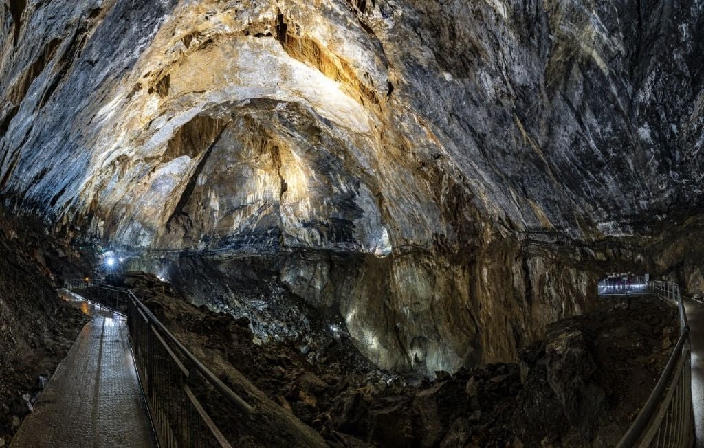 Pyrénées-Atlantiques : Un jeune homme de 25 ans secouru après un accident de spéléologie dans la grotte de la Verna
