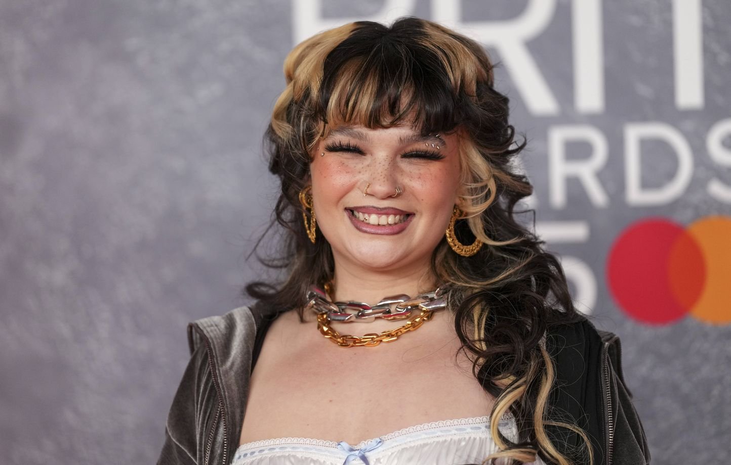 Qui est Lola Young, la star bordélique qui marche sur les pas d’Amy Winehouse ?